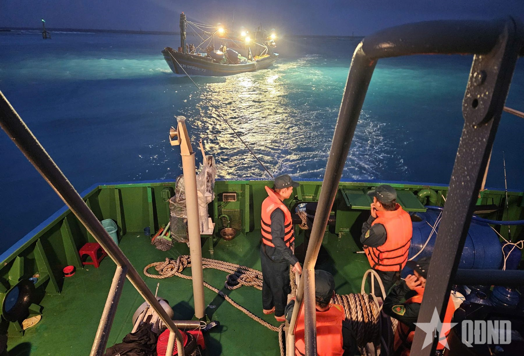 Hải đội Dân quân Thường trực tỉnh Khánh Hòa lai kéo tàu cá hỏng máy